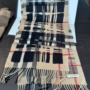 Burberry Classic Beige and Black Check Scarf Preowned